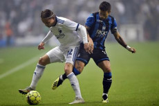 L'atalantino Alejandro Gomez in azione contro Peter Andersen durante la partita contro il Copenaghen.