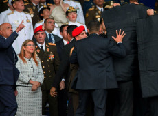 Ante el supuesto atentado al presidente Maduro ocurrido el pasado sábado, la comunidad internacional se ha pronunciado en torno a los hechos, mientras que las naciones acusadas defienden sus posiciones. El gobierno ya identificó algunos implicados y afirma que le hecho busca generar la impresión de “fractura” dentro de la Fuerza Armada.