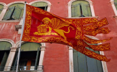 La bandiera del Veneto con il Leone di San Marco sventola