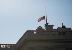 Bandiere a mezz'asta per la morte del senatore John McCain.