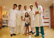 La bambina con l'equipe guidata dal professor Antonio Morabito, che l'hanno operata.