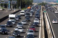Traffico intenso sull'autostrada A14 nel nodo di Bologna.