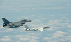 Un F-16 jet (S) della Forza aerea di Taiwan segue un H-6 bomber (D) della Forza aerea cinese durante un'incursione nello spazio aereo di Taiwan