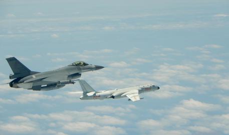 Un F-16 jet (S) della Forza aerea di Taiwan segue un H-6 bomber (D) della Forza aerea cinese durante un'incursione nello spazio aereo di Taiwan