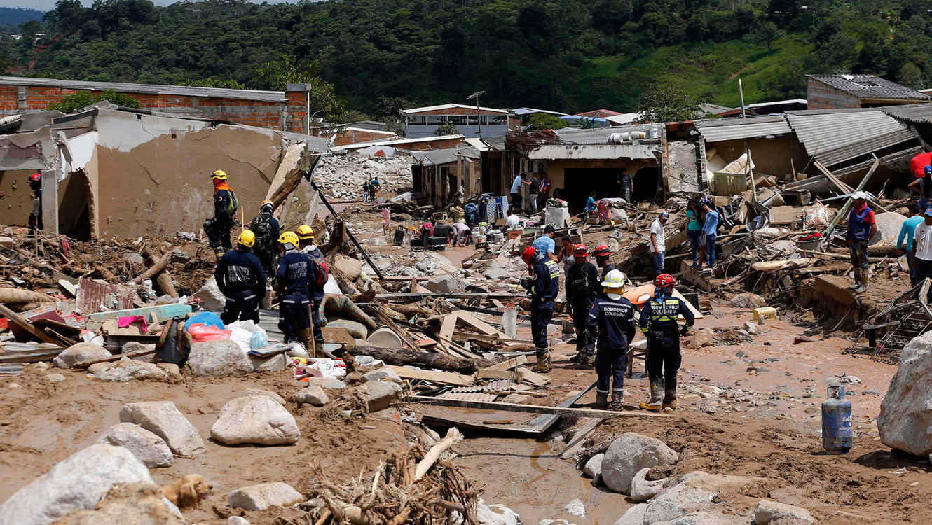 Pompieri colombiani in aiuto della popolazione di Mocoa