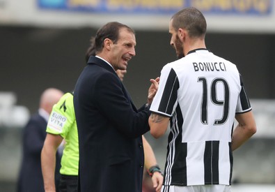 Massimo Allegri dà le istruzioni a Bonucci prima di entrare in campo.