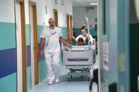 Un soccorritore del 118 al Pronto Soccorso dell'ospedale S.Martino di Genova,
