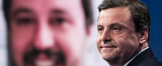 In primo piano l'ex ministro Carlo Calende, dietro sfocato Matteo Salvini.