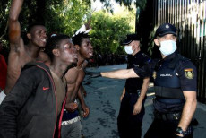 Un gruppo di migranti si scontra con la polizia spagnola.