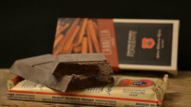 Una barra di cioccolato di Modica, Dietro una confezione di cioccolato al peperoncino