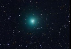 Nel cielo stellato il punto più luminoso della cometa.