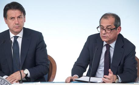 Il presidente del Consiglio, Giuseppe Conte (s) e il ministro dell'Economia e delle Finanze, Giovanni Tria, a Palazzo Chigi. Manovra