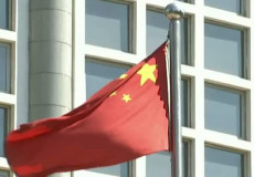 Chip: la bandiera della Cina sventola sulla facciata di un palazzo