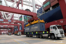 Containers pronti all'imbarco nel Porto di Qingdao in Qingdao, nella provincia cinesDazie di Shandong.
