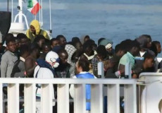 Migranti stipati a paratia sulla nave Diciotti.