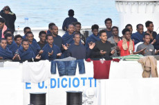 Migranti in preghiera a bordo del Guardia costa "Diciotti".