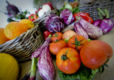 Un paniere con le verdure della dieta mediterranea: melanzane, peperoni, pomodori...