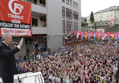 Da un palco Erdogan arringa la folla dei suoi sostenitori.