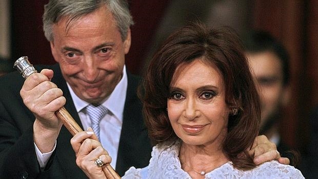 Nestor e Cristina Kirchner si passano il bastone del comando