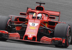 Vista frontale della Ferrari di Vette in corsa.