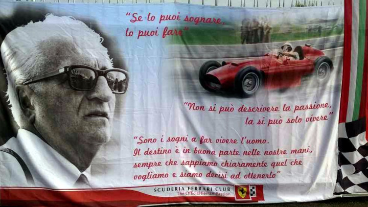 Un poster di Enzo Ferrari con una sua foto e alcune sue frasi famose
