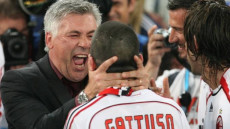 Ancelotti allenatore e Gattuso giocatore, ai tempi del Milan, si abbracciano