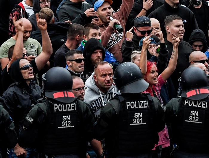 Dimostranti violenti bloccati dalla polizia tedesca.