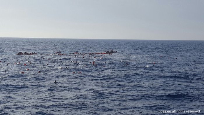 In mare aperto si intravedono le teste dei migranti naufraghi