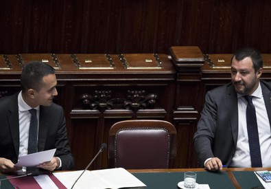 Luigi Di Maio e Matteo Salvini si parlano dai banchi del governo.