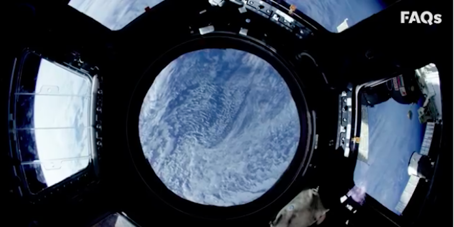 Vista della terra da un oblò di astronave