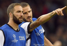 Leonardo Bonucci con il braccio teso indica la strada a Gonzalo Higuain