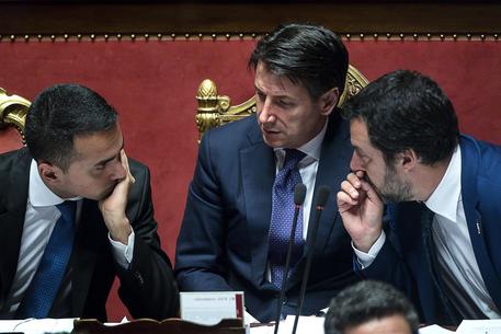Il presidente del consiglio Giuseppe Conte (C) con il ministro dellinterno e vicepremier Matteo Salvini (D) ed il ministro del lavoro e vicepremier Luigi Di Maio (S) durante un dibattito in aula al Senato. Governo