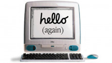 Primo piano dell'iMac: sullo schermo la scritta: Hello (again)