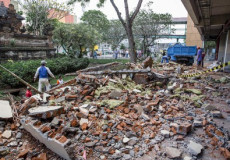 Scena di distruzione in Indonesia: solo mattoni sparsi quel che resta di una casa.
