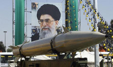 Sfilata con missili nelle vie di Teheran, dietro la gigantografia dell'estinto Ayatollah Ruhollah Komenei