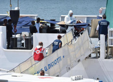 Ispettori del ministero della Salute, medici dell'Usmaf e regionali salgono a bordo della Diciotti per effettuare controlli sanitari sui 150 migranti rimasti a bordo della nave della Guardia Costiera a Catania.