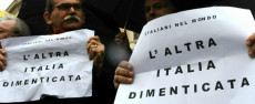 Persone mostrando cartelli di protesta con la scritta: L'altra Italia dimenticata