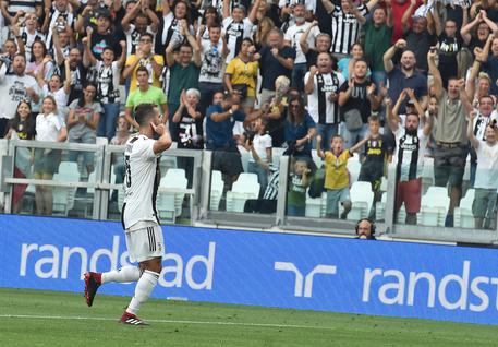 Miralem Pjanic corre felice a bordo campo dopo il gol alla Lazio.