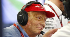 Un primo piano di Niki Lauda, in evidenza le cicatrici sul volto.
