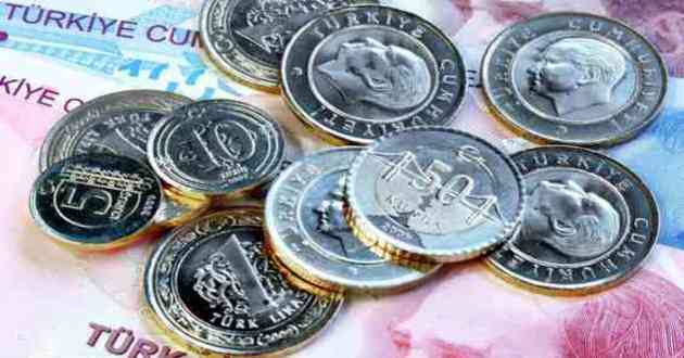Alcune monete turche sparse su un tavolo.