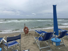 Sdraie ed ombrelloni chiusi sulla spiaggia