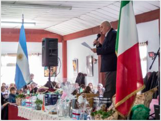 Un momento della Festa marchigiana a Mar del Plata : discorso dal palco tra le bandiere argentina e italiana.