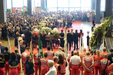 Foto dei funerali dei morti nel crollo del ponte Morandi a Genova