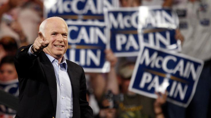 John McCain saluta i suoi sostenitori durante la campagna elettorale