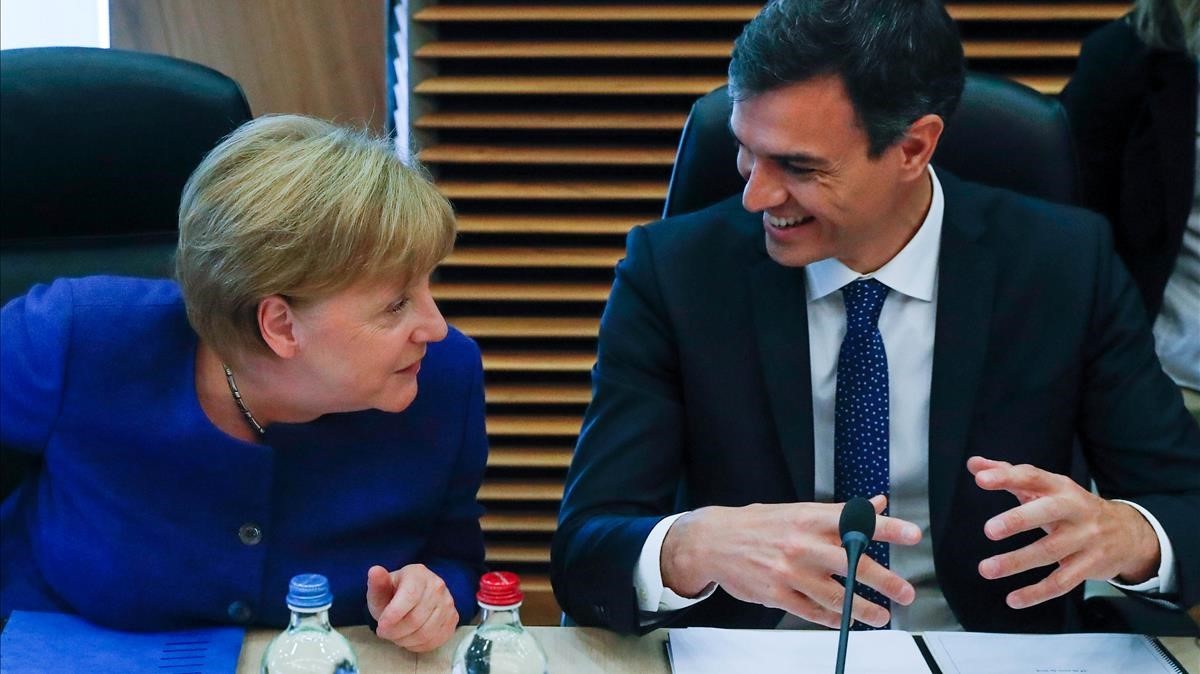 Angela Merkel conversa con Pedro Sanchez.