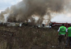 Fumo dai resti dell'aereo caduto appena decollato da Durango (Messico)