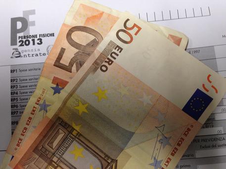 Un modello unico e delle banconote da 50 euro, in una immagine di archivio.