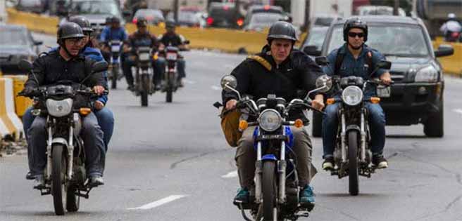 Los ciudadanos que usan las motos como su medio de transporte diario realizaron una caravana por algunas zonas de Caracas para rechazar el censo automotor creado por el gobierno.