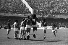 L'attaccante argentino del Napoli, Diego Armando Maradona (D), segna su calcio di punizione il goal contro il Milan durante la partita del campionato di Serie A terminata 3 a 2 per i rossoneri, allo stadio San Paolo di Napoli in una immagine del 02 maggio 1988.