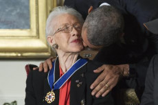 Katherine Johnson riceve il bacio dell'allora presidente Barack Obama in occasione del Presidential Medal of Freedom.